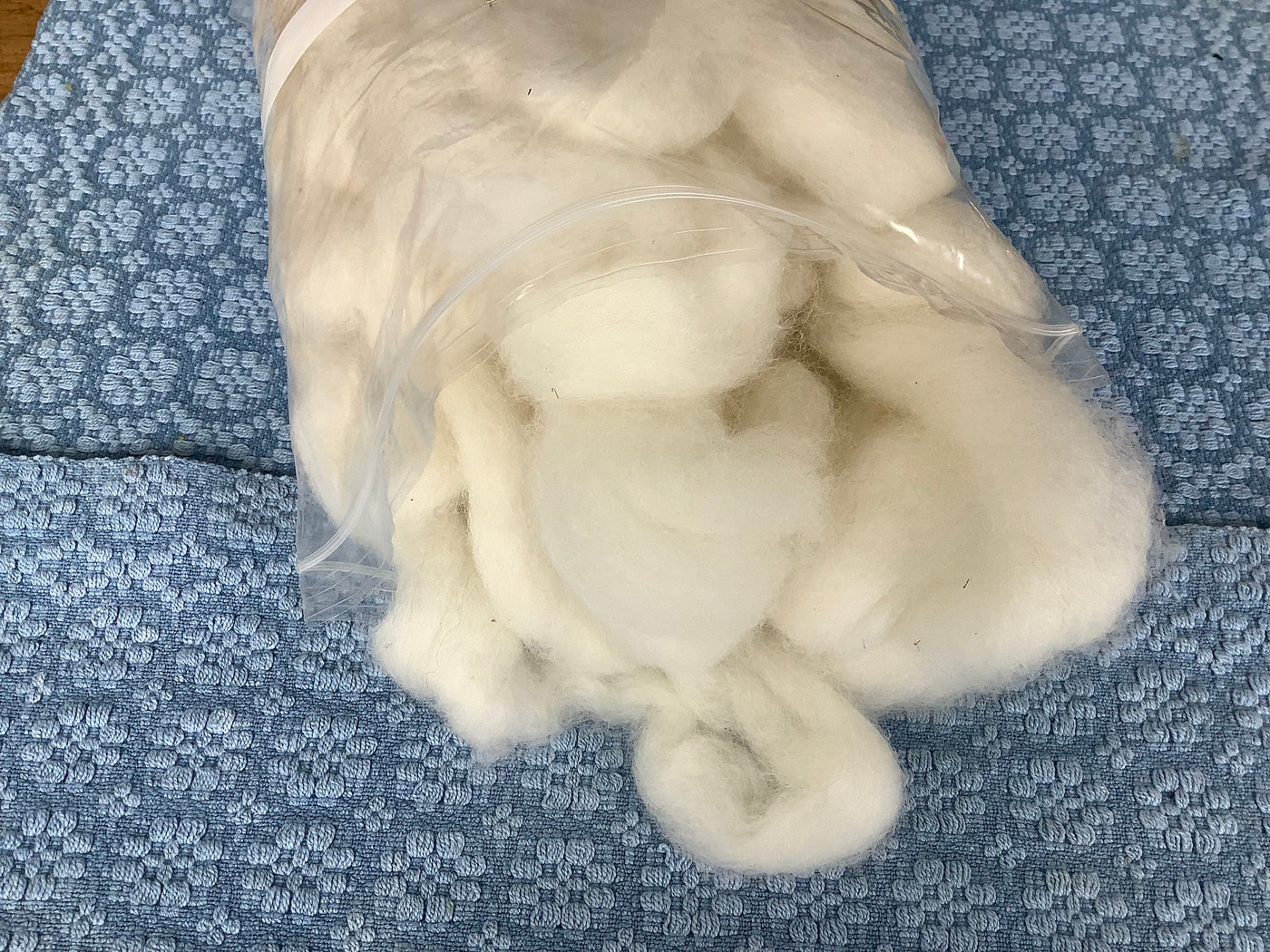 White grade 3 alpaca roving for spinning
